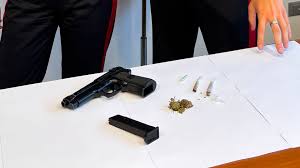 In giro per Lignano con una pistola, denunciato un giovane