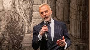 Gianluca Vacchi, lo stile dell'imprenditore-influencer non è più un affare: zero vendite e nuove perdite per la sua piattaforma di e-commerce