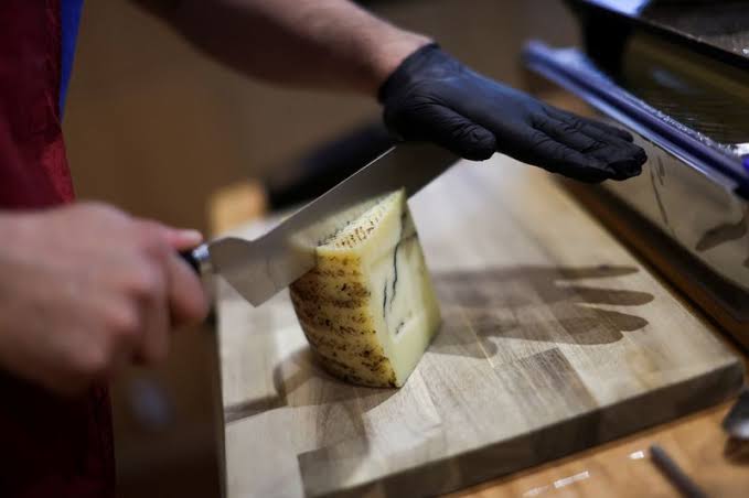 US objects to Mexico-EU trade deal protecting European cheese names like parmesan and feta; dispute becomes stumbling block in US-Mexico trade talks