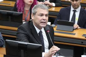 Lindbergh critica discurso de Flávio nos EUA: 'Lacaio de Trump'