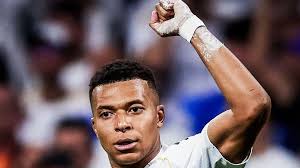 Real Madrid: Kylian Mbappé appears at training