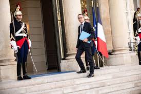 Budget 2027 : LR avance avec prudence, entre un appel aux ordonnances et le refus de la censure — Le Monde.fr