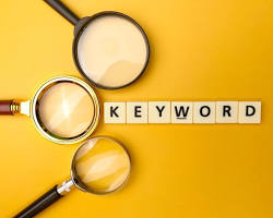 magnifying glass over a list of keywords resmi