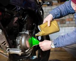 mechanic changing motorcycle oil resmi