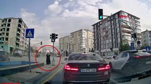 Malatya'da kamyonetle otomobil çarpıştı: Olay yerindeki iki kadın son anda kurtuldu | VİDEO İZLE — GZT