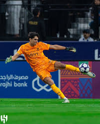 عاجل.. ياسين بونو يغادر عمليات الإحماء مصابا قبل مباراة الهلال ونيوم