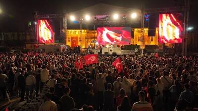 Adana'da 19 Mayıs kutlamaları kortej ve Gripin konseriyle sürdü