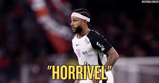 Memphis critica sintético e ironiza arbitragem após vitória do Corinthians na Arena da Baixada