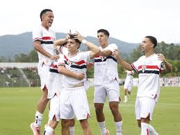 “Não temos saída no São Paulo, nossa saída é a base”: Muricy é pessimista quanto a reforços de peso e vê solução em Cotia