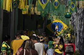 Copa do Mundo: escadaria pintada no Centro do Rio vira febre e tem fila de turistas atrás de uma foto