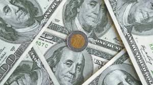 Peso mexicano cierra estable frente al dólar; espera minutas de la Fed y del Banxico