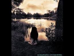 Resultado de imagen de chica en un lago