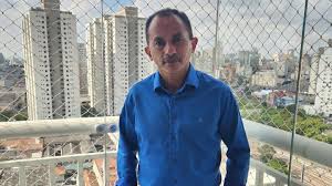 Por que Manoel Gomes mora de favor em casa de assessor? Equipe nega crise