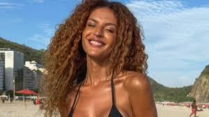 Gabriela Loran, a Viviane de Três Graças, impressiona com fotos na praia: ‘Belíssima’
