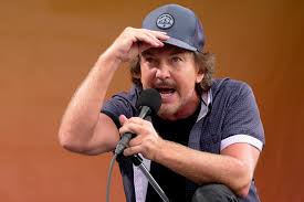 Eddie Vedder confirma que a banda Pearl Jam está 'entre épocas' e fala sobre futuro da banda