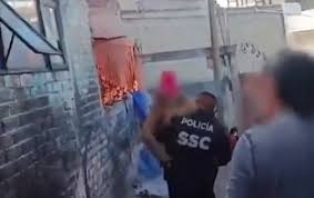 Rescatan a mujer con síndrome de down atrapada en casa que se incendiaba en CdMx | Video