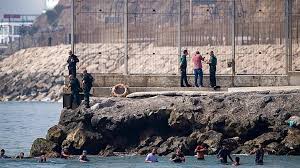 España y Marruecos acuerdan la entrega urgente de los últimos inmigrantes llegados a Ceuta