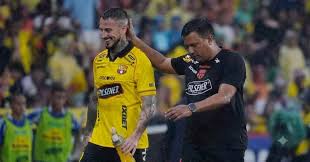 Benedetto salió reemplazado y recibió el saludo de César Farías