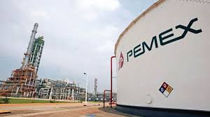 Jubilados de Pemex bloquean terminal en Ciudad Juárez por suspensión del servicio médico