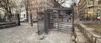 Görlitzer Park im Fokus der Proteste zum 1. Mai Tore von 2 Millionen Euro teurem Zaun leicht zu öffnen