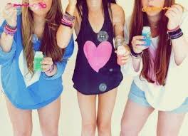 Résultat de recherche d'images pour "meuf swag avec ses 2 meilleures amies"