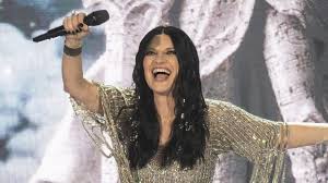 Laura Pausini, paura durante il concerto in Ecuador: serve la mascherina con l'ossigeno. Cosa è successo