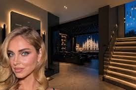 L'attico 3.0 di Chiara Ferragni: specchi smart e cinema privato tech nel segno di Apple, dove vive