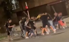 Torcedor do Santos é espancado em briga com torcidas do Athletico e Paraná Clube; veja vídeo