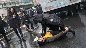 Tensión en Estambul: 350 detenidos y gases lacrimógenos en el 1-M
