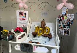 Londrina (PR): Paciente de 100 anos recebe alta para o Dia das Mães