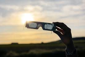 Manual de supervivencia visual para el eclipse: qué hacer y qué no para mirar al sol