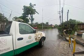 Suspenden clases en siete municipios de la costa de Michoacán por avance del huracán 