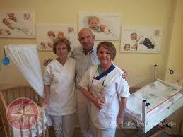 Chefarzt Dr. Gerd Degoutrie, Schwester Gudrun (links) und ...