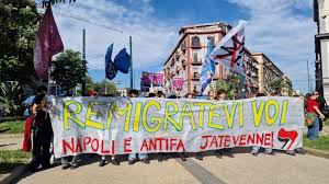 NAPOLI: “REMIGRATEVI VOI”. CARICHE DI POLIZIA CONTRO GLI ANTIFASCISTI