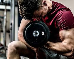 Image de person lifting weights at the gym