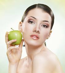 konsumsi buah-buahan bermanfaat untuk menjaga kelembapan kulit sehingga tetap sehat, ​kencang dan mulus