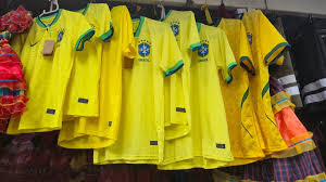 Enquanto a camisa oficial da Seleção custa até R$ 749, réplica “tailandesa” vira saída para torcer sem falir
