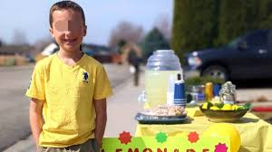 Bambino di 9 anni vende limonata per pagare le spese del rifugio