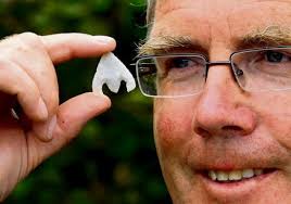 ... fifth such artefact to be associated with one area – the island&#39;s west quarter. Michael Gibbons with the Bronze Age flint arrowhead found on Inishbofin - 1224302231151_2