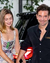 Calça amarelo-manteiga e sapatilha: o look tendência de Gigi Hadid com Bradley Cooper