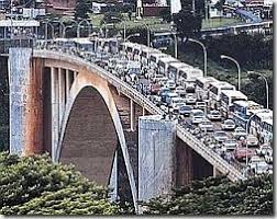 Resultado de imagem para imagens de brasileiros atravessando a ponte em cidade do leste