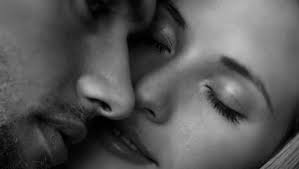 Resultado de imagem para mulher feliz a preto e branco