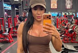 Gracyanne Barbosa reage a meme que a compara com guerreira de quatro braços de 'Mortal Kombat'; montagem