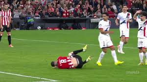 ¿Penal para el Athletic? contacto de Marquinhos en el área chica que el árbitro no marca