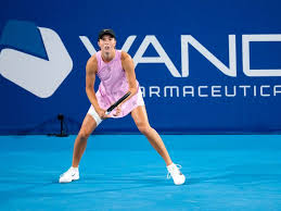 Daria Snigur playing tennis