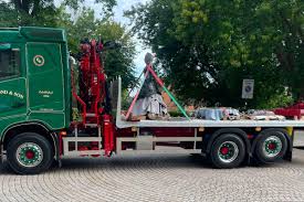 Bronze statue of Queen arrives in town ahead of unveiling