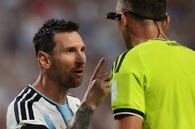 Messi passa em branco após nove jogos em noite com sangue e alívio pela Argentina