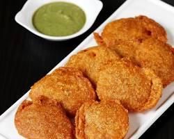 Aloo pakora (aloo bajji) Indian fritter with potatoes and chutney