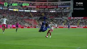 ¡Háblense! ¡Carrillo y Angulo se estorban y dejan ir una clarísima para Pumas!