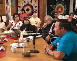 Imagen de indigenous community leaders discussing traditional knowledge